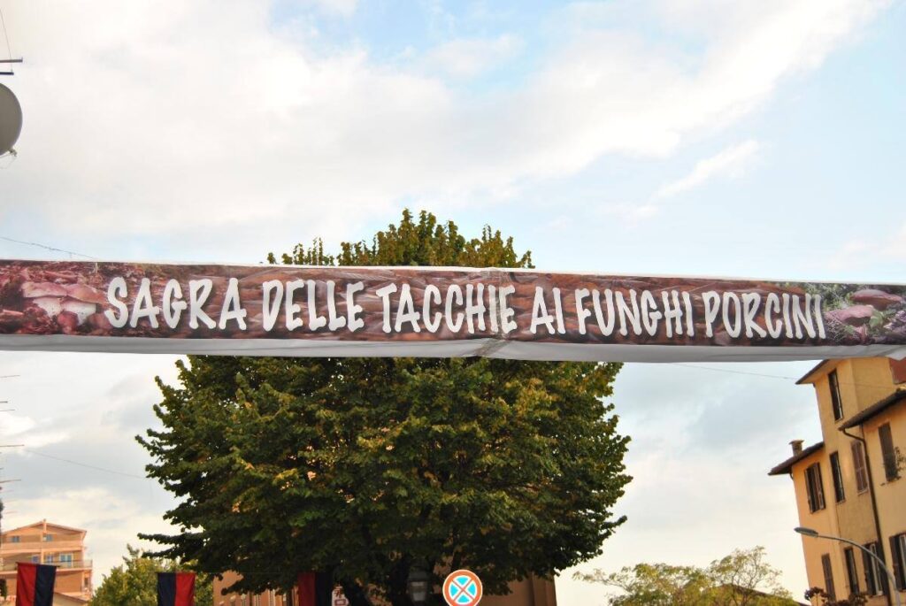 Welcome banner to the "tacchie ai funghi porcini" festival