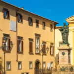 foto della chiesa dell'annunciazione e della statua di sant'Agostino a Bagnoregio