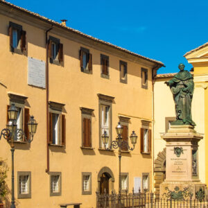 foto della chiesa dell'annunciazione e della statua di sant'Agostino a Bagnoregio