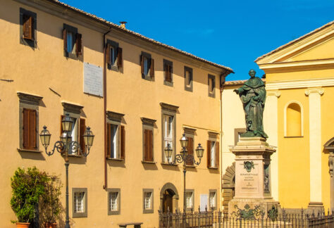 foto della chiesa dell'annunciazione e della statua di sant'Agostino a Bagnoregio
