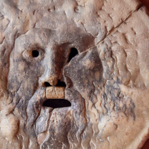 primo piano della famosa pietra (bocca della verità) raffigurante un volto con la bocca a perta,