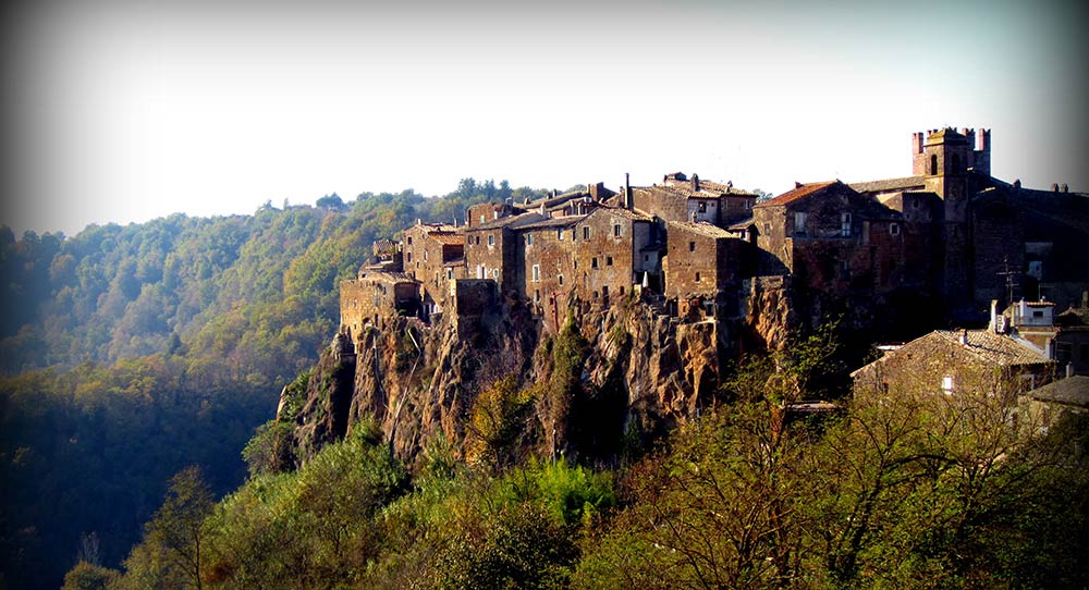 Calcata arroccata su una montagna di tufo