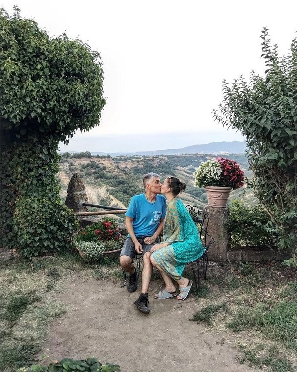 Panchina del Bacio a Civita di Bagnoregio - Instagram @thekindcreative_