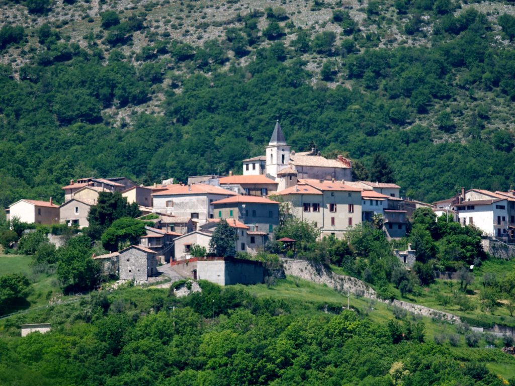 Configni immersa nel verde della Sabina