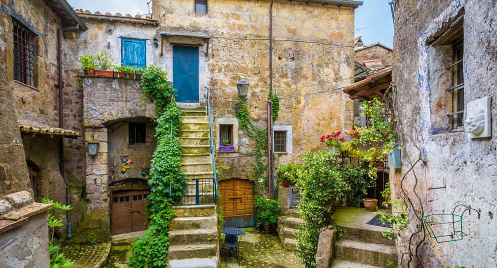 tra i vicoli del borgo di Calcata