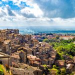 Caprarola immagine panoramica sul borgo in una serena giornata di primavera