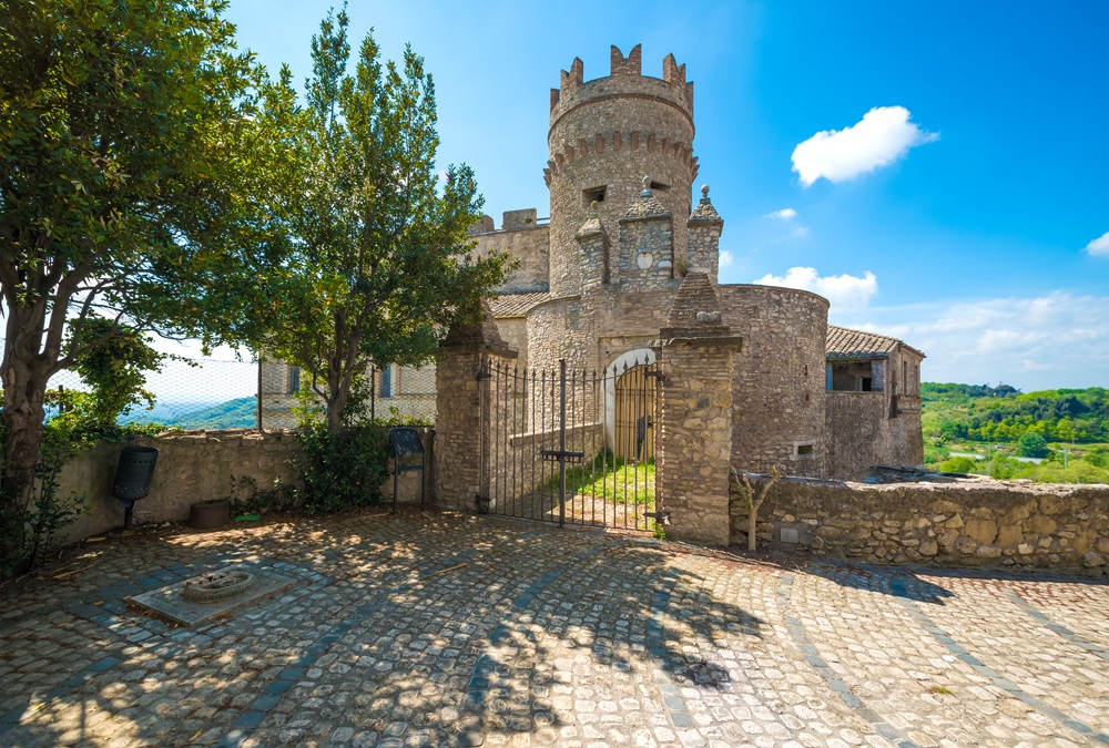 Ingresso al Castello Savelli a Nazzano