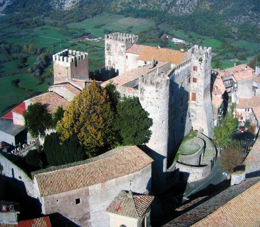 I 4 bastioni del Castello Theodoli, uno solo di forma circolare