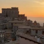 Panorama al tramonto sul borgo di Sriano nel Cimino