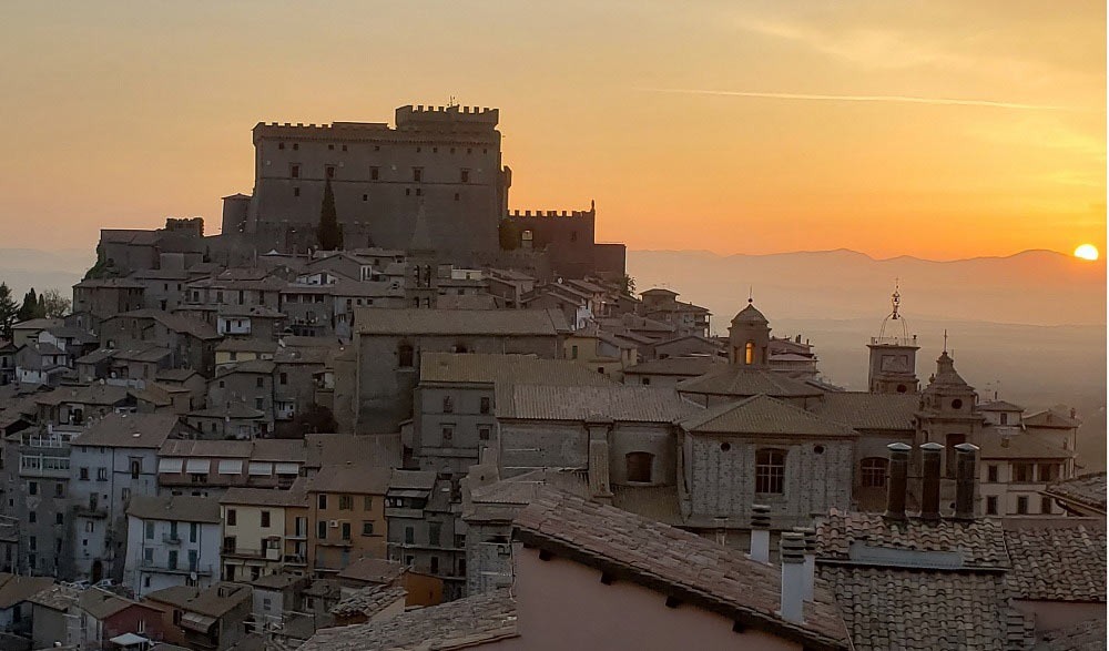Panorama al tramonto sul borgo di Sriano nel Cimino