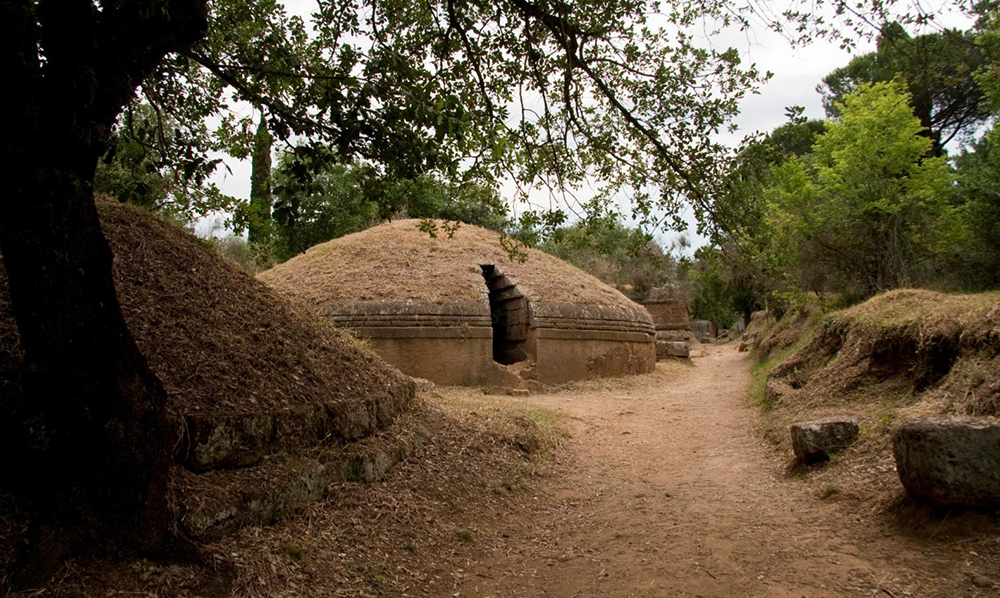 Lungo la Necropoli della Banditaccia di Cerveteri