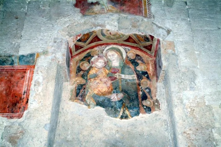 L'affresco all'interno della Chiesa della Madonna delle Grazie, uno dei più importanti tesori artistici di Onano