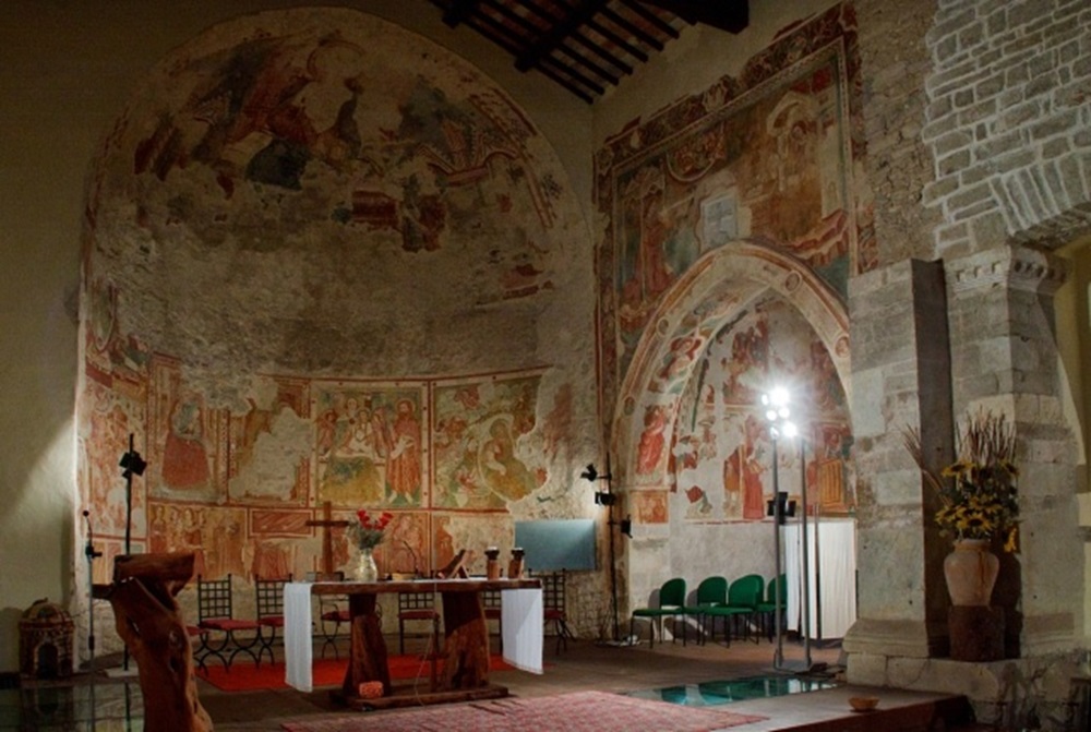 L'interno della Chiesa cimiteriale di San Pietro ai muricento - Foto di fondoambiente.it