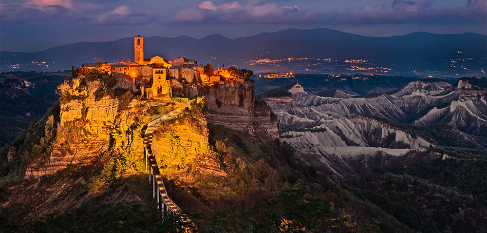 Scorcio notturno su Civita di Bagnoregio e sulla Valle dei Calanchi