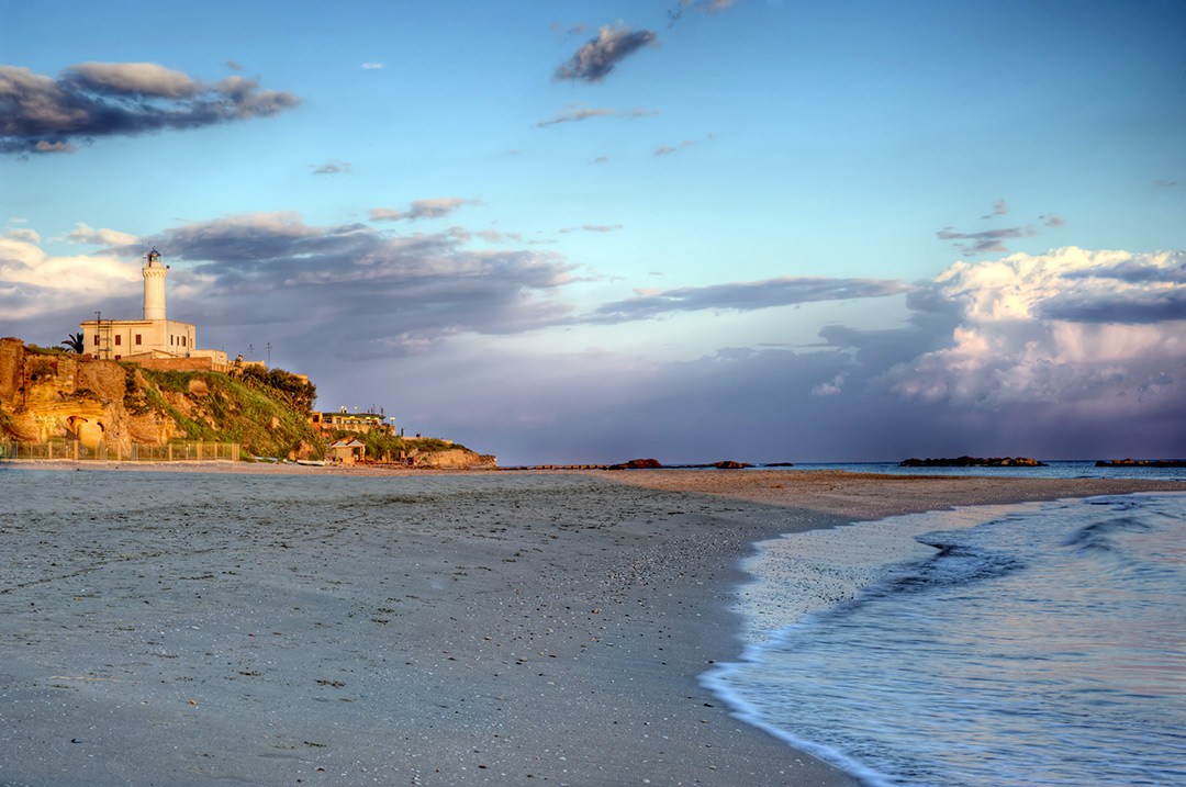 Faro e spiaggia di Anzio - Foto di Luca Corsetti da Adobe Stock