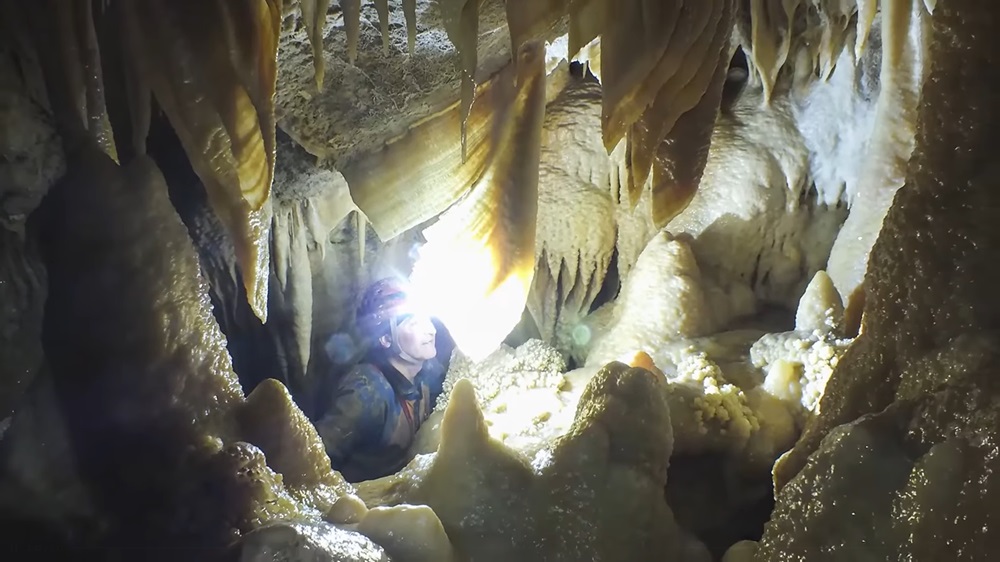 L'interno di una grotta carsica