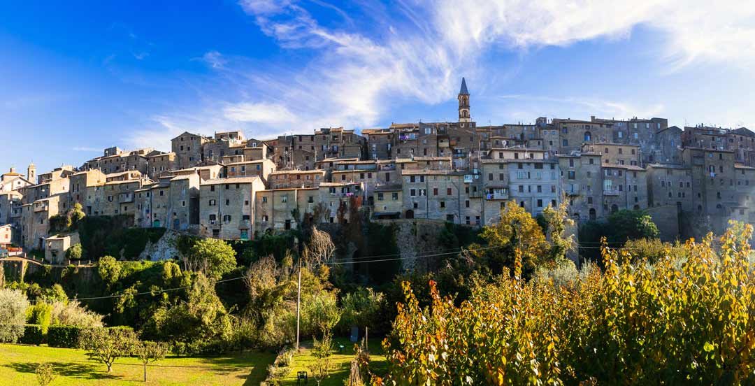 Scantinate nel borgo di Grotte di Castro
