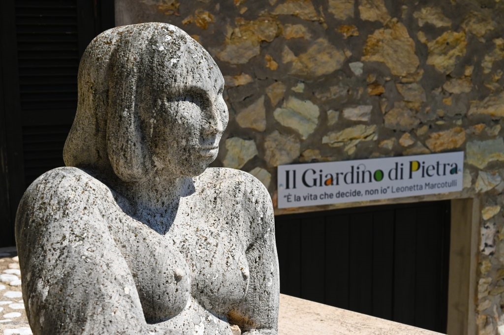 Una delle sculture che compongono il Giardino di Pietra - Foto di roccacanterano.com