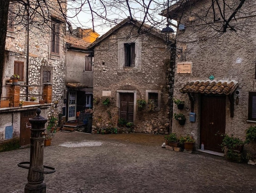 Piazzetta nel borgo di Ciciliano