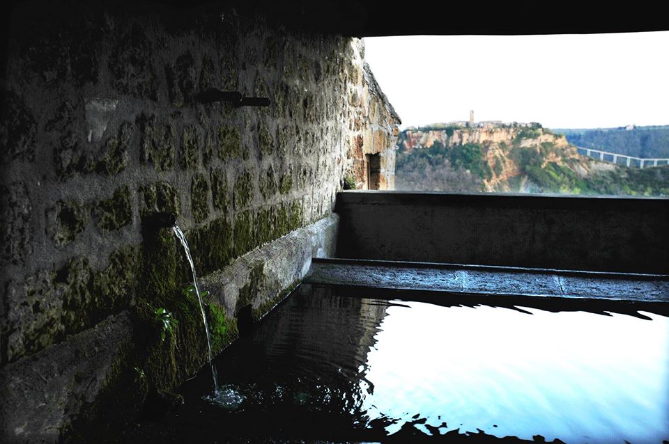 Lubriano e sullo sfondo Civita di Bagnoregio - Foto di museonaturalisticolubriano.it