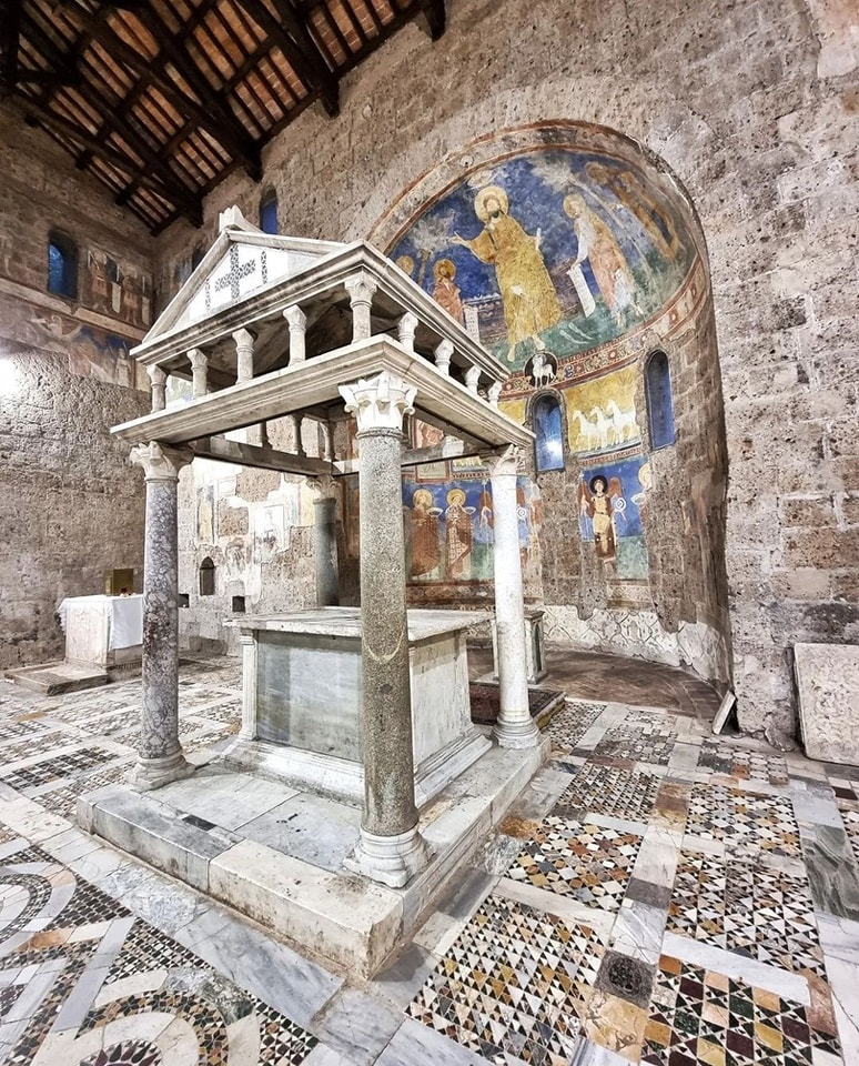 Il prezioso ciborio all'interno della Basilica di Sant'Elia