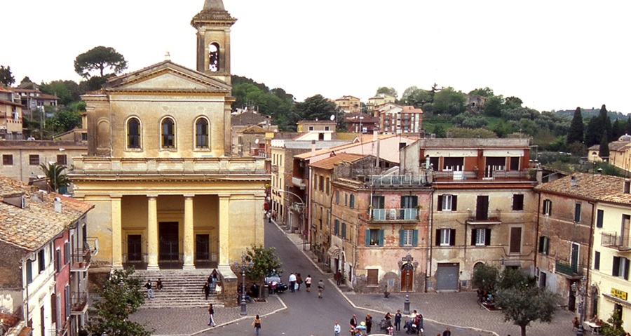 La Piazza con la Chiesa di San Giacomo Maggiore