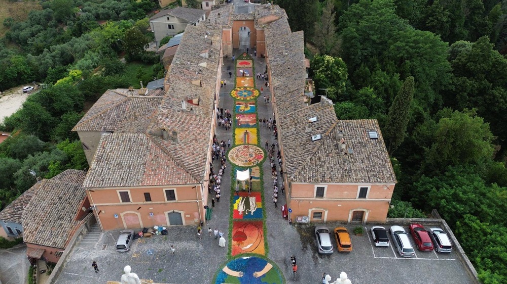 La suggestiva Infiorata nel Corpus Domini a Filacciano - Foto FB Ente Valorizzazione Filacciano - Pro Loco