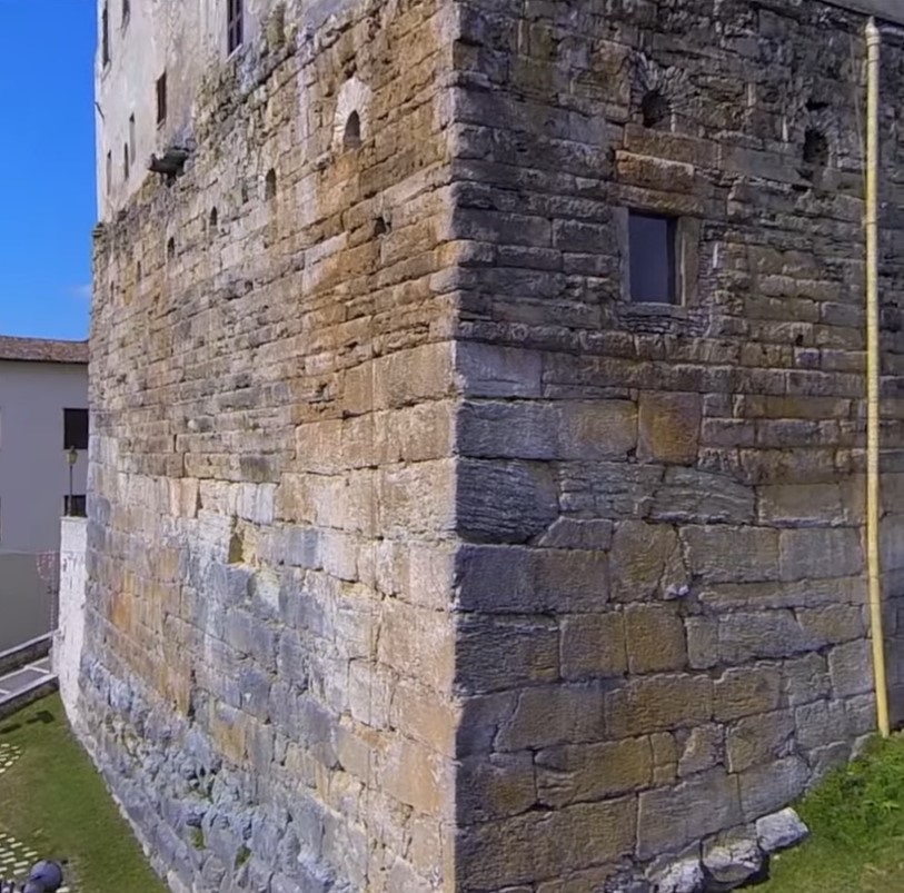 I grandi blocchi di pietra delle mura di Ferentino