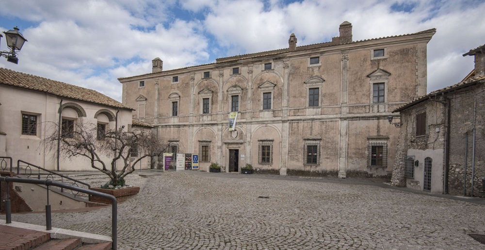 L'elegante facciate di Palazzo Caccia Canali