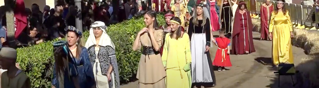 Un momento del corteo in costume al Palio di San Pietro Celestino