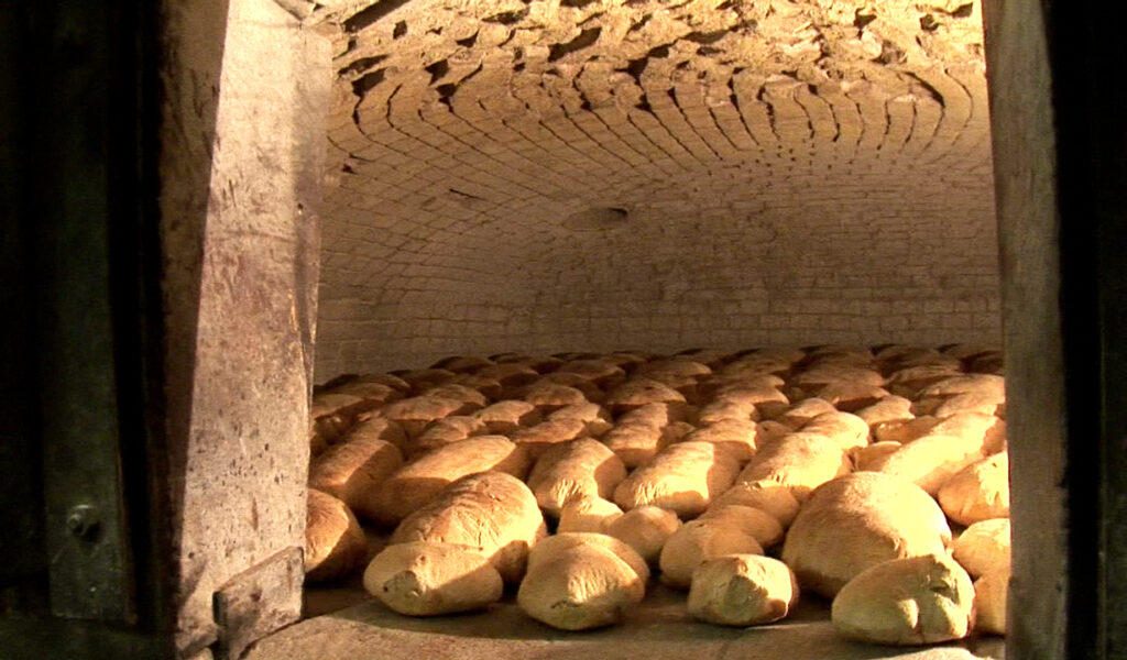 Pane di Lariano nel suo forno caratteristico