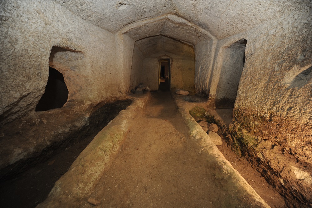Particolare Tomba nella Necropoli Centocamere - Foto di comune.grottedicastro.viterbo.it
