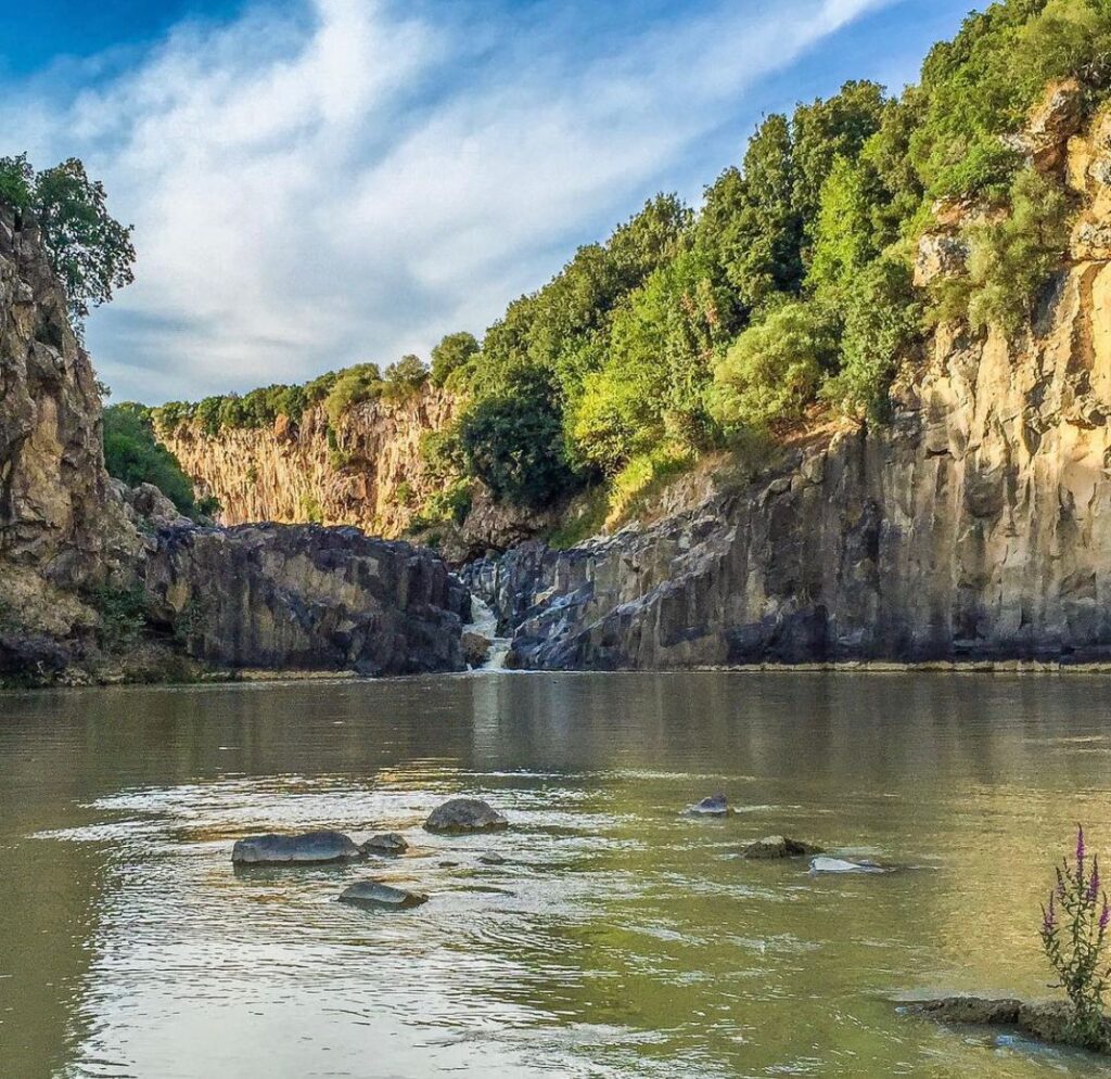 La cascata sul lago Pellicone