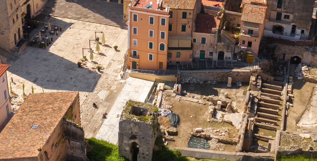 Percorrendo la via Appia nel centro storico di Terracina