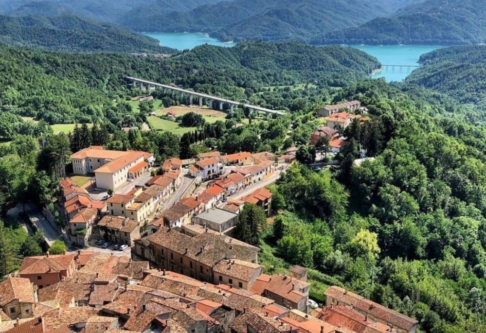 Petrella Salto affacciata sul Lago del Salto
