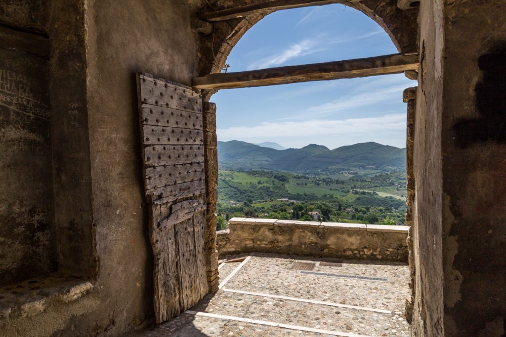 Lo scorcio sulla Valle del Tevere dal borgo di Poggio Mirteto