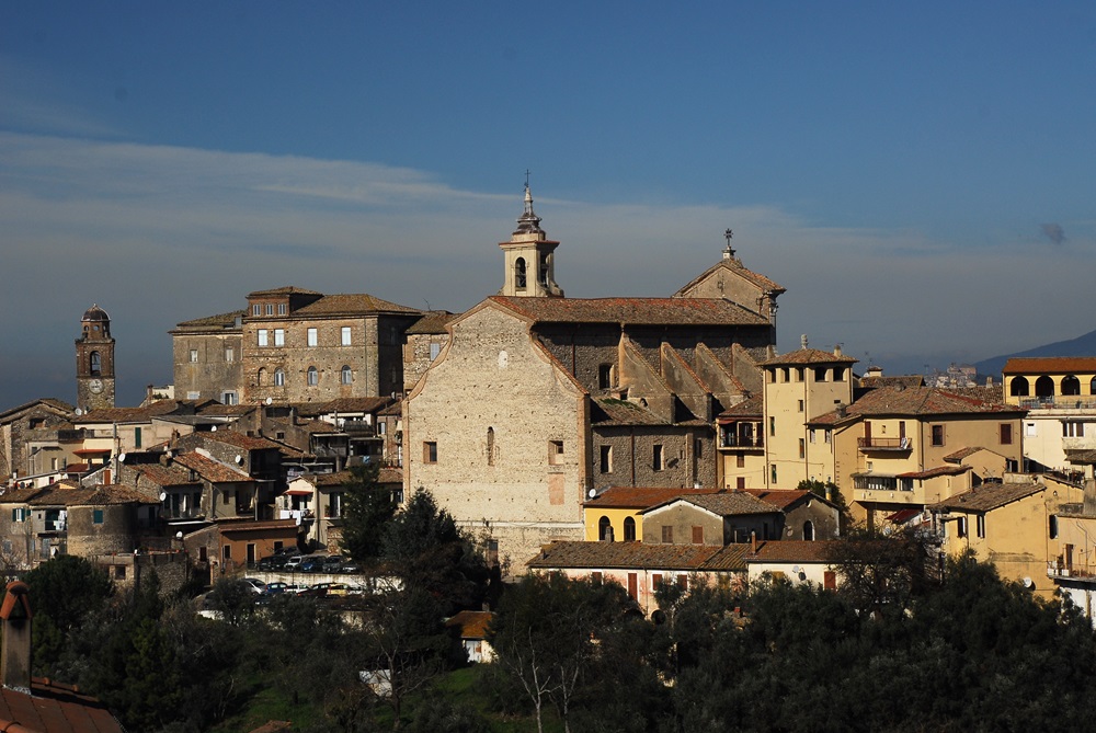 L'imponente mole del Palazzo Abbaziale a Poggio Mirteto