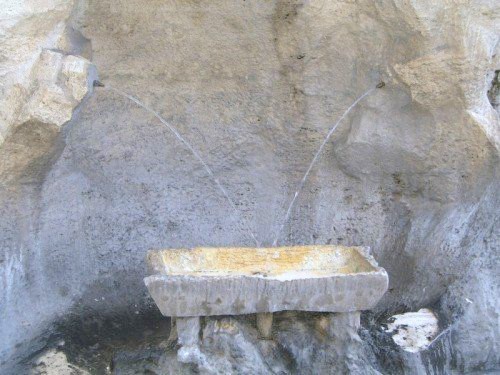 ROMA Fontana degli Innamorati accanto Fontana di Trevi