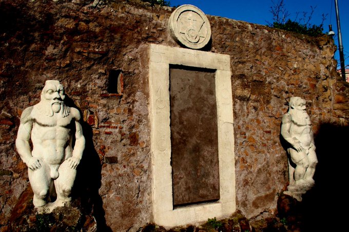 ROMA porta alchemica a piazza Vittorio