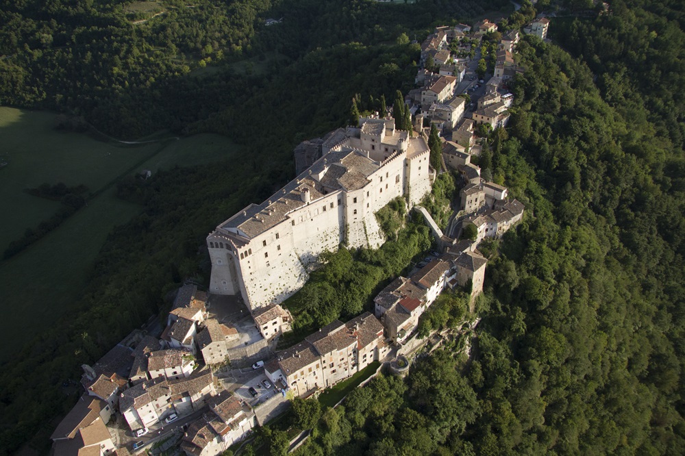 Il Castello di Rocca Sinibalda emerge dalla roccia e domina il borgo