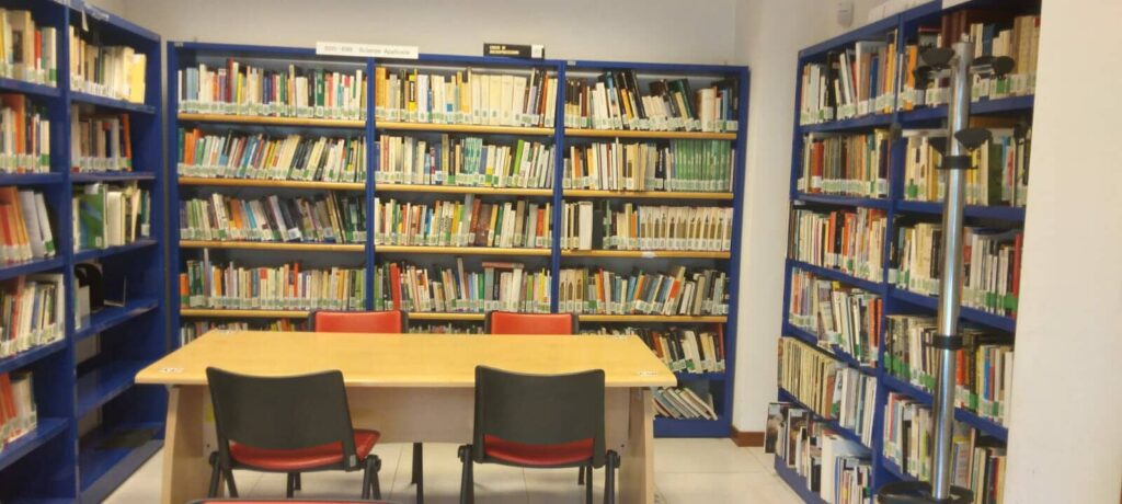 La sala lettura della biblioteca comunale Ugo Tognazzi a Pomezia
