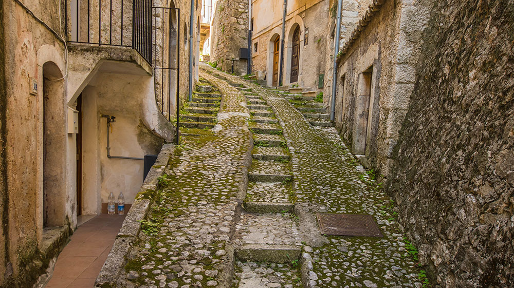 I vicoli tortuosi del borgo di San Donato Val di Comino