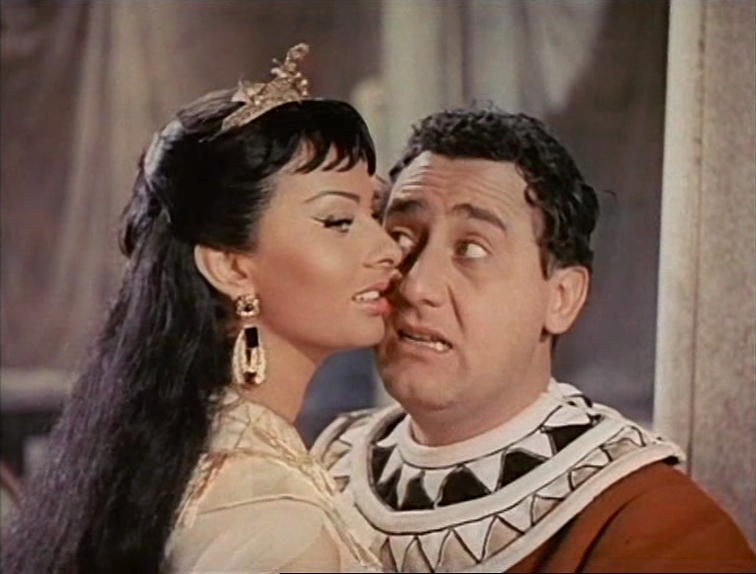 Sophia Loren e Alberto Sordi in Due notti con Cleopatra