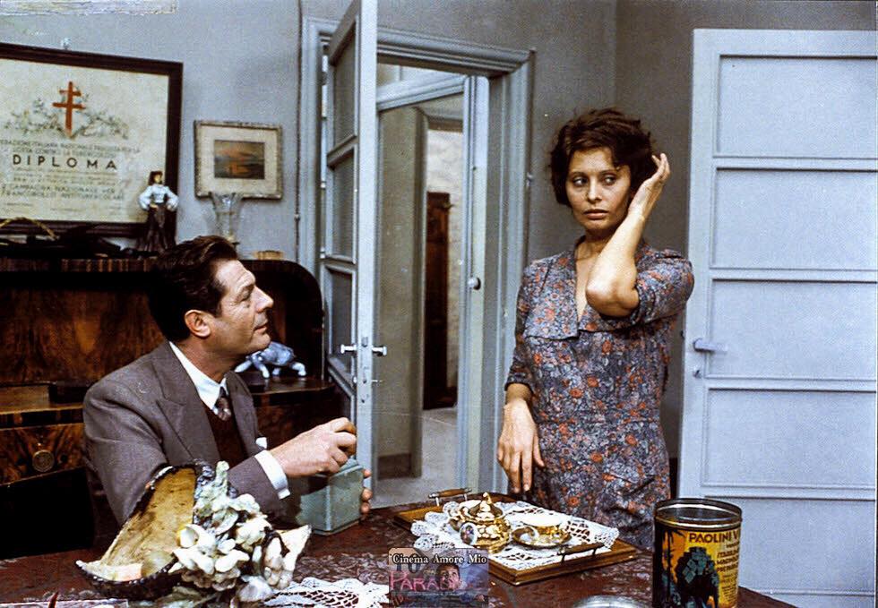 Sophia Loren e Marcello Mastroianni in Una giornata particolare [foto Facebook @Cinema-Amore-Mio]