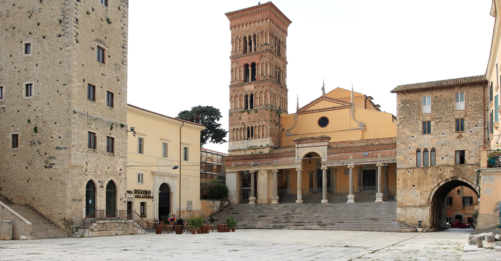 Terracina - piazza Municipio, col Duomo e la Torre Frumentaria