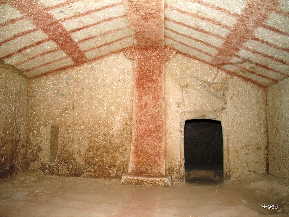 Tomba Rossa nella Necropoli di Pianezze - Foto di comune.grottedicastro.viterbo.it