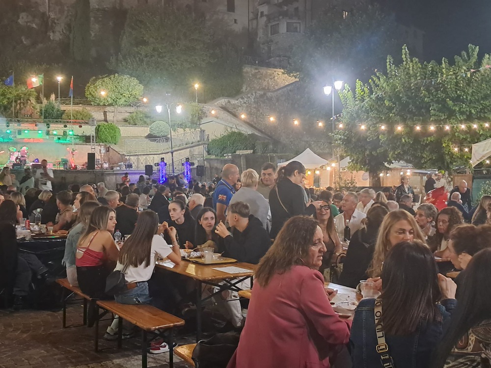 Un momento della Sagra dell'Abbacchio a Roiate - Foto FB Pro Loco Roiate