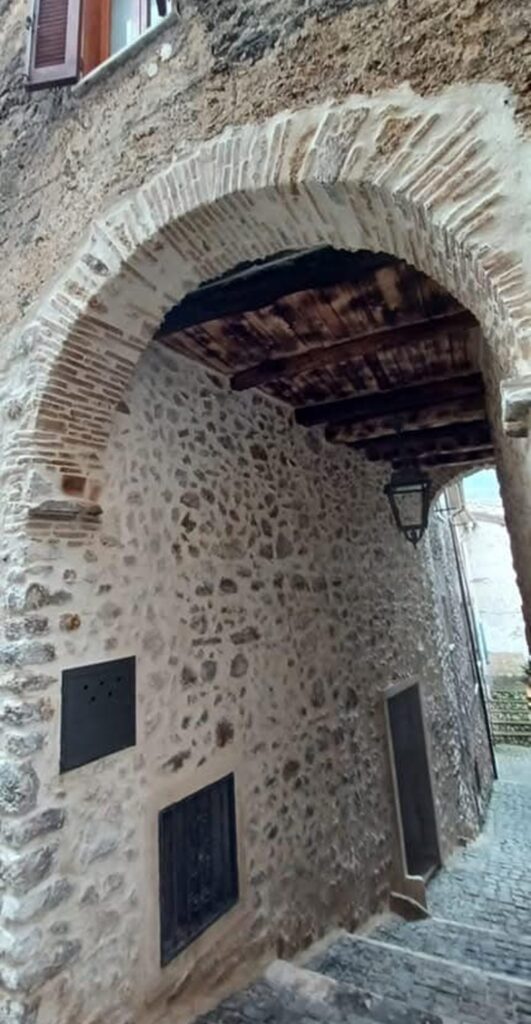 I caratteristici archi di Marano Equo - Foto FB Comune di Marano Equo