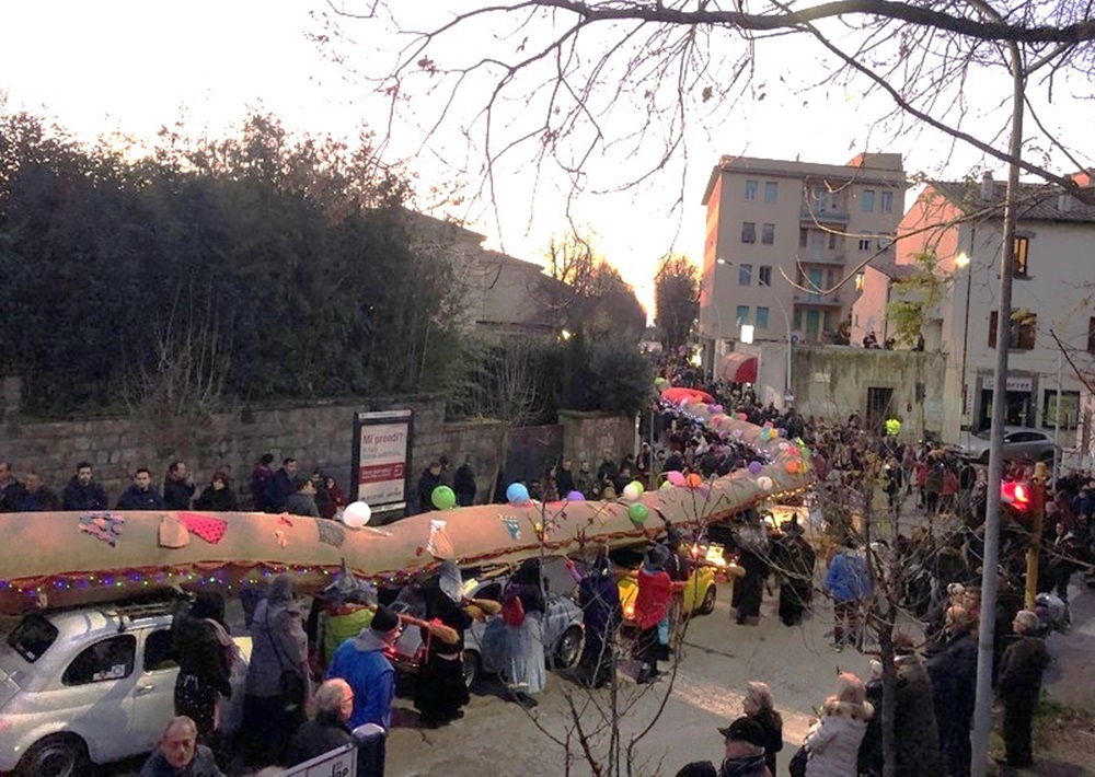 A Viterbo sfila la Calza della Befana più lunga del mondo - viterbochristmas.it