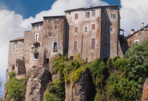 Panoramica di Corchiano dal basso - Foto di EyeMFlatBoard da Adobe Stock